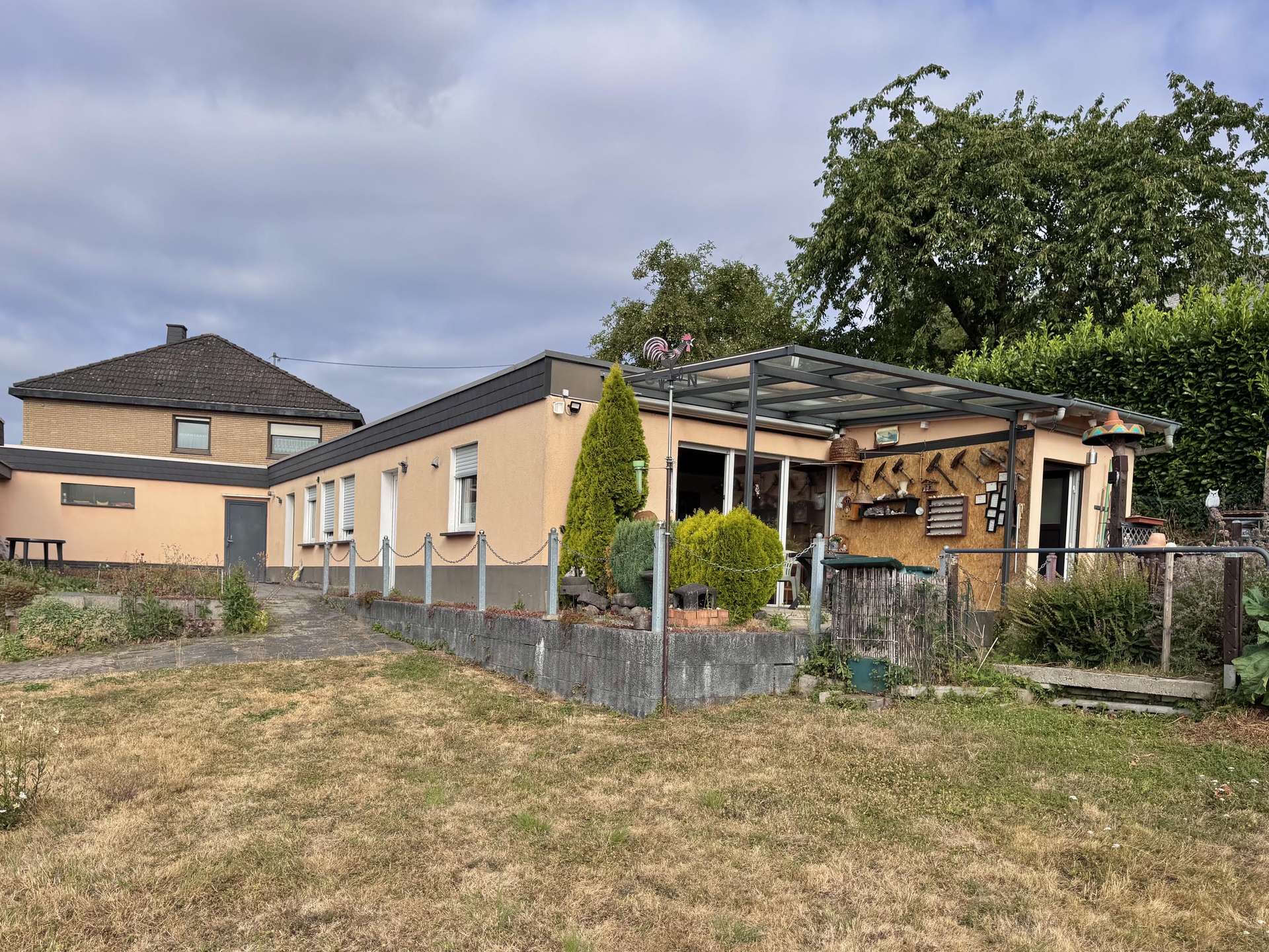 PROVISIONSFREI: Bungalow, Doppelgarage, Nebengeb&auml;ude, herrlicher Fernblick